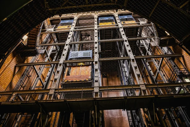 Mejora de accesibilidad mediante instalación de ascensor en edificio antiguo de Vigo