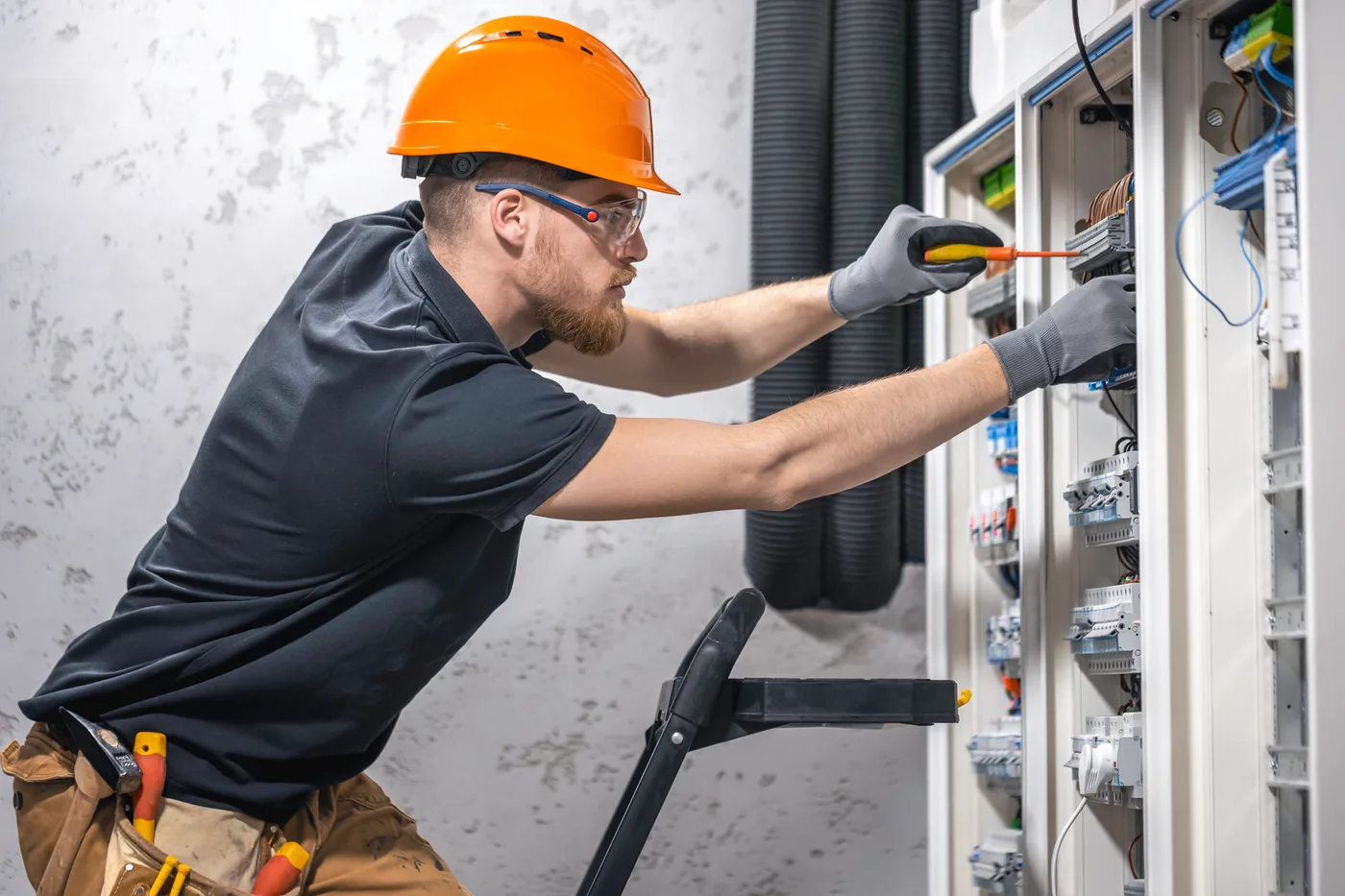 Empresa de ascensores en Gondomar, técnico especializado