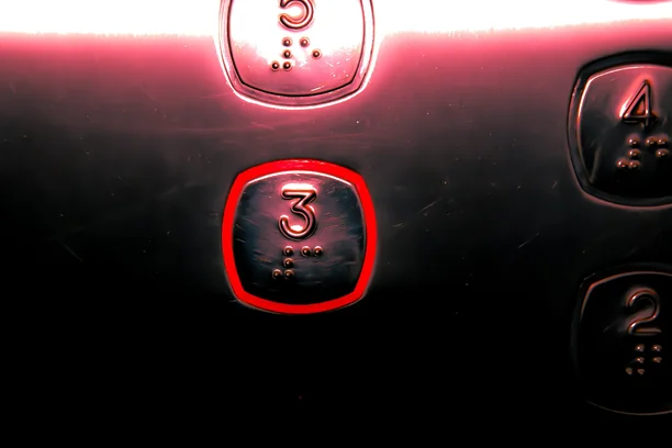 Botón de ascensor vertical en Vigo, detalle de cabina