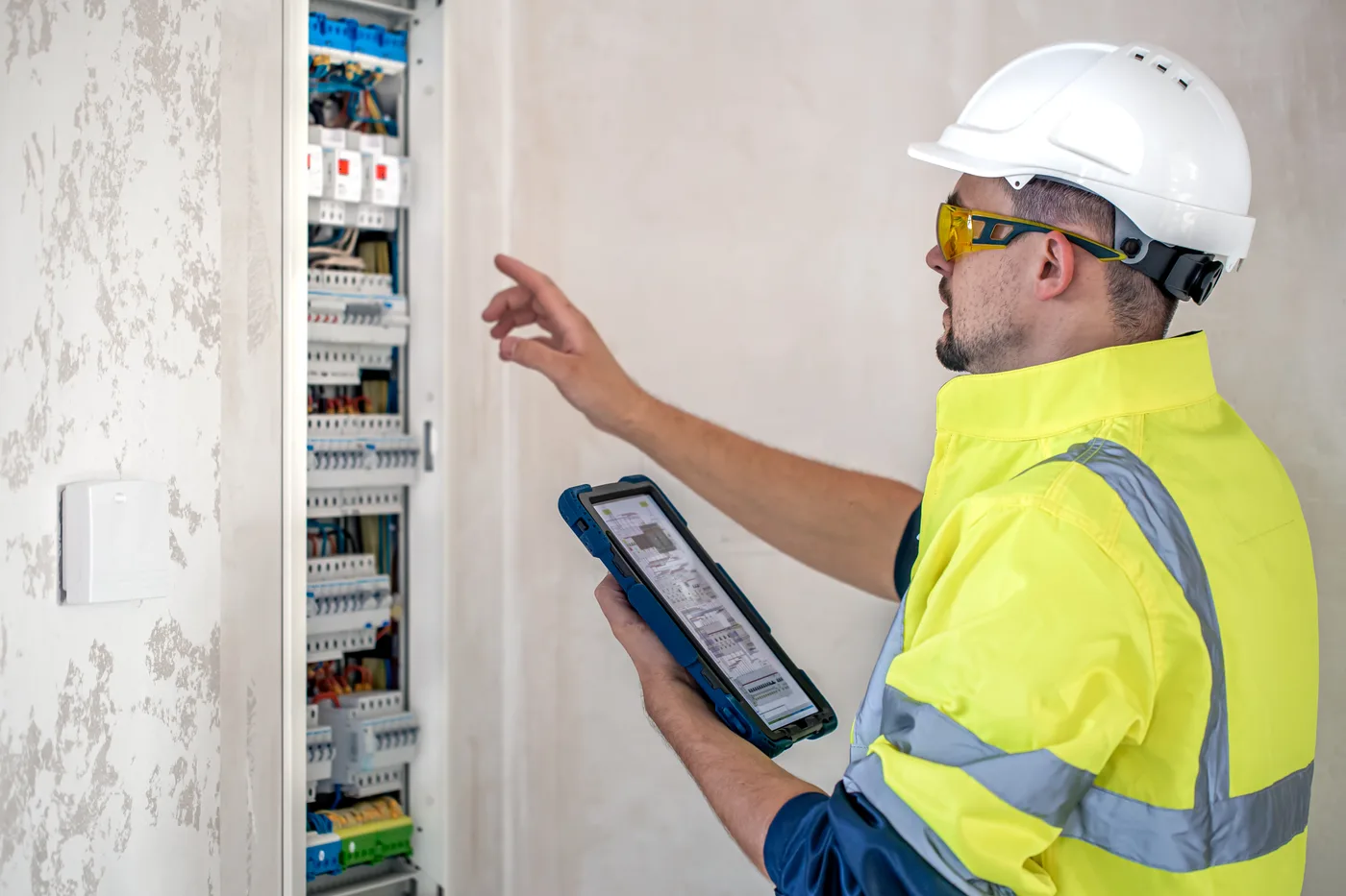 Contrato de mantenimiento de ascensores en Vigo con técnico revisando cuadro eléctrico